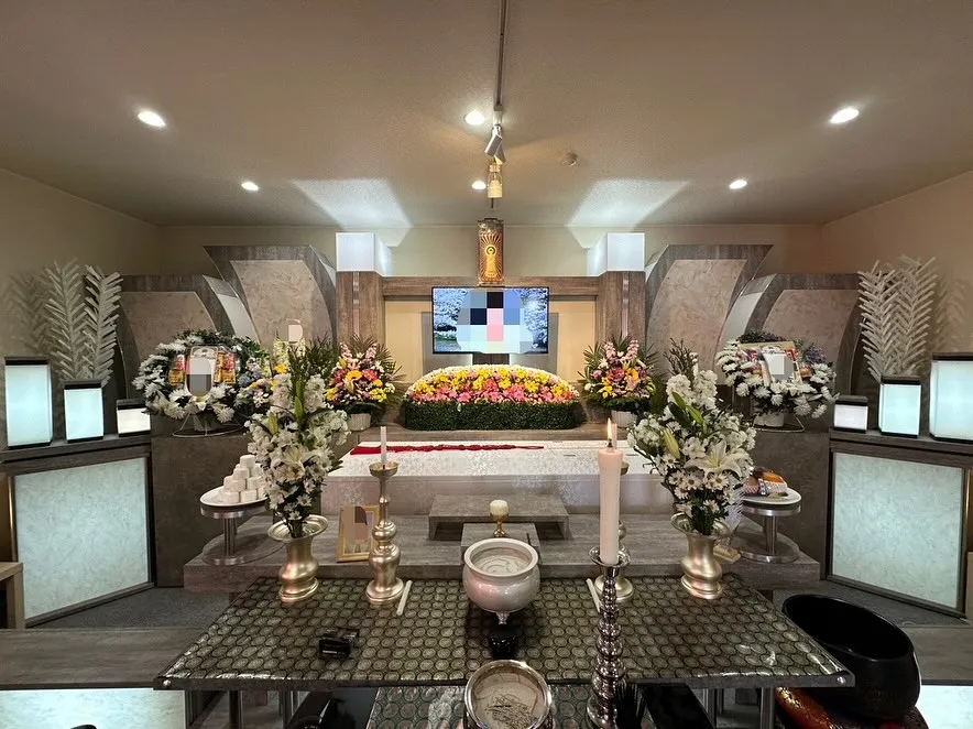 4月中に家族葬式場メルシーにて執り行いました、ご葬儀の祭壇写...