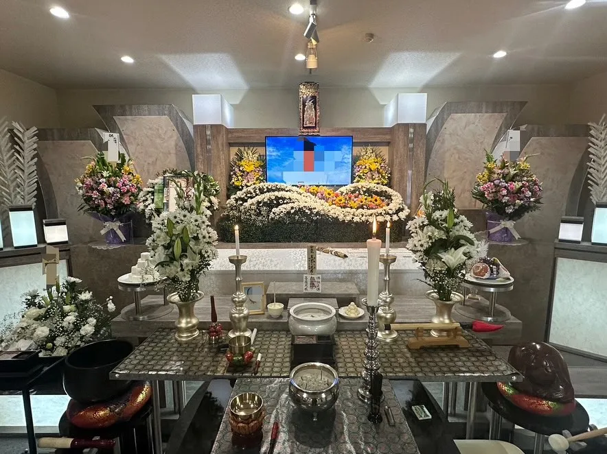 4月中に家族葬式場メルシーにて執り行いました、ご葬儀の祭壇写...