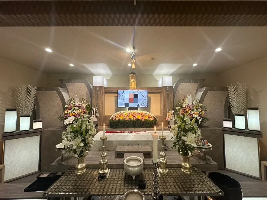 4月中に家族葬式場メルシーにて執り行いました、ご葬儀の祭壇写...